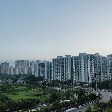 The Forest Stays-Luxury Studio Apartment In 노이다 외부 사진
