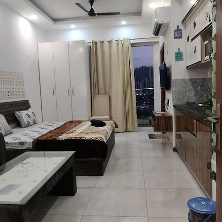 The Forest Stays-Luxury Studio Apartment In 노이다 외부 사진