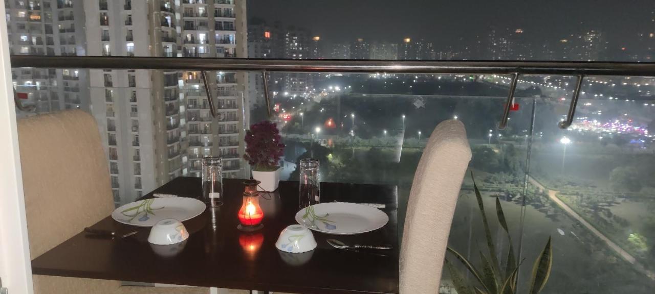 The Forest Stays-Luxury Studio Apartment In 노이다 외부 사진