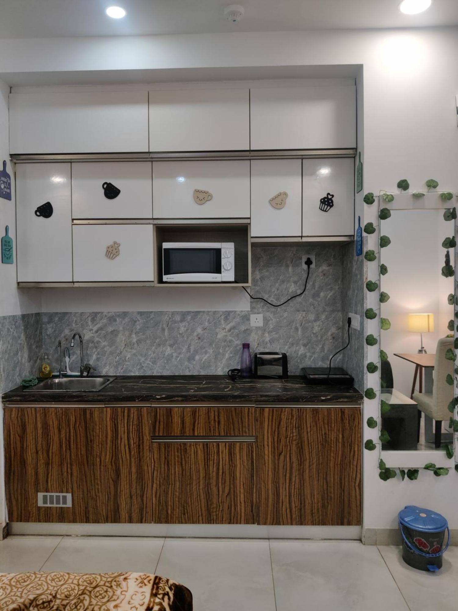The Forest Stays-Luxury Studio Apartment In 노이다 외부 사진