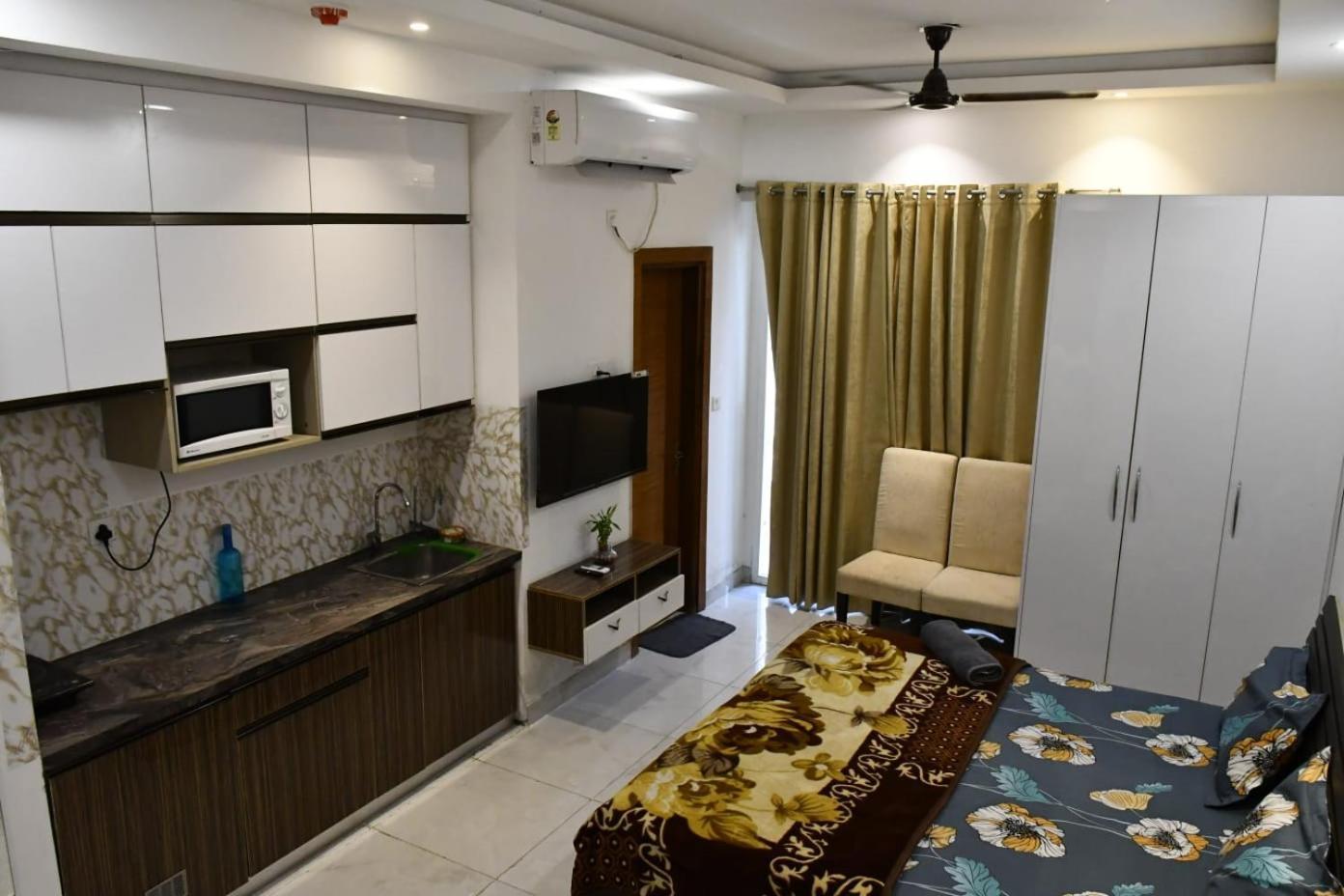 The Forest Stays-Luxury Studio Apartment In 노이다 외부 사진
